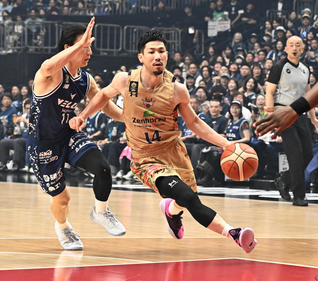 バスケBリーグ決勝第3戦　　長崎対琉球　第1Q、ドリブルで攻め込む琉球の岸本隆一（撮影・千葉一成）