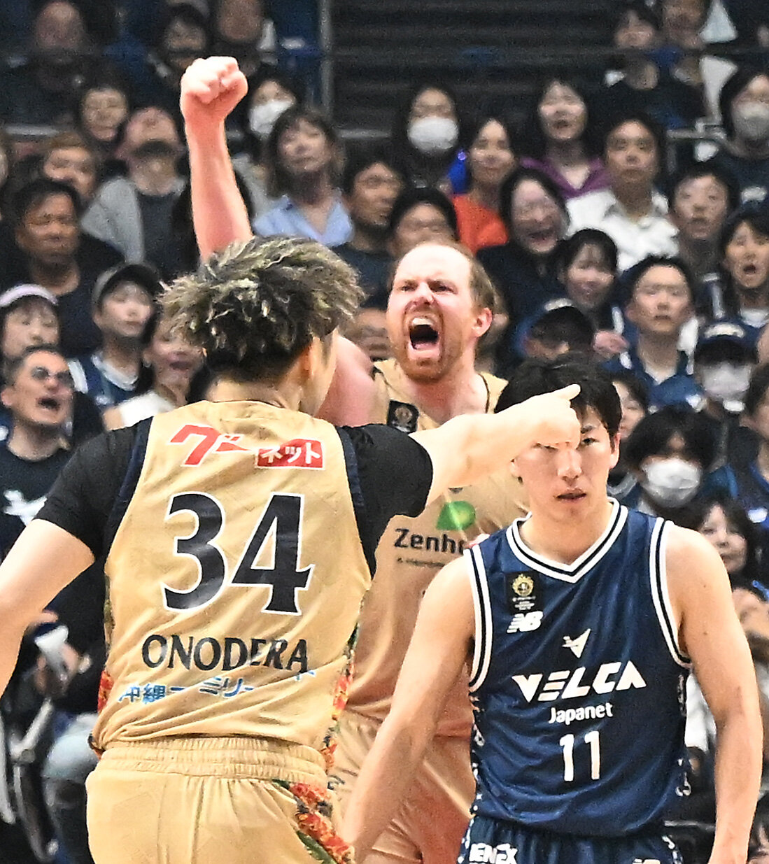 バスケBリーグ決勝第3戦　　長崎対琉球　第3Q、シュートを決め、ガッツポーズで吠える琉球のアレックス・カーク（撮影・千葉一成）＝2026年5月26日