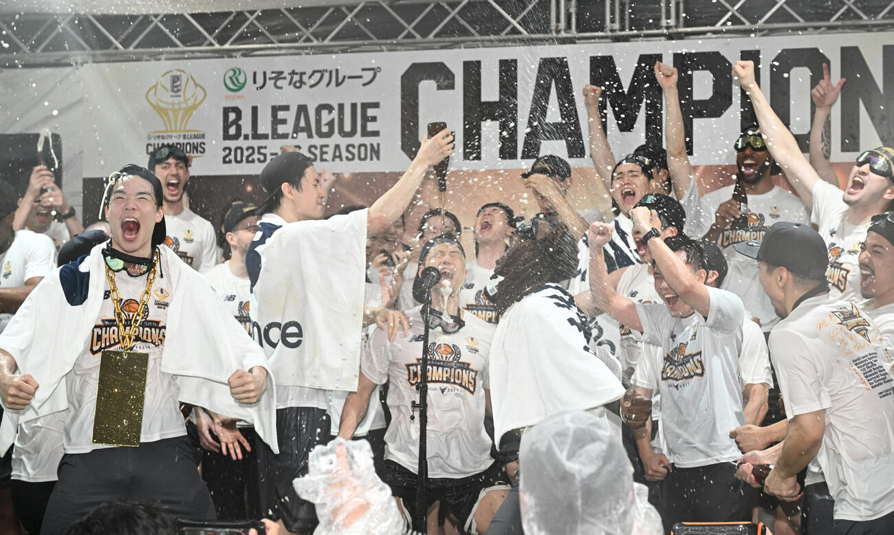 バスケBリーグ決勝第3戦　　祝勝会のビールを掛けで盛り上がる長崎の選手たちら（撮影・千葉一成）＝2026年5月26日