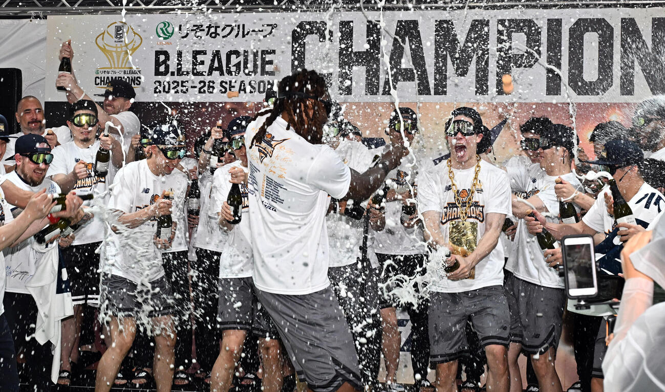バスケBリーグ決勝第3戦　　長崎対琉球　祝勝会でビールやシャンパンを掛け合う長崎の選手たち（撮影・千葉一成）＝2026年5月26日