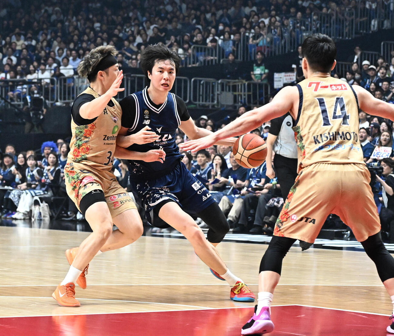 バスケBリーグ決勝第3戦　　長崎対琉球　第3Q、相手ディフェンスをかわし攻め込むイ・ヒョンジュン（撮影・千葉一成）＝2026年5月26日