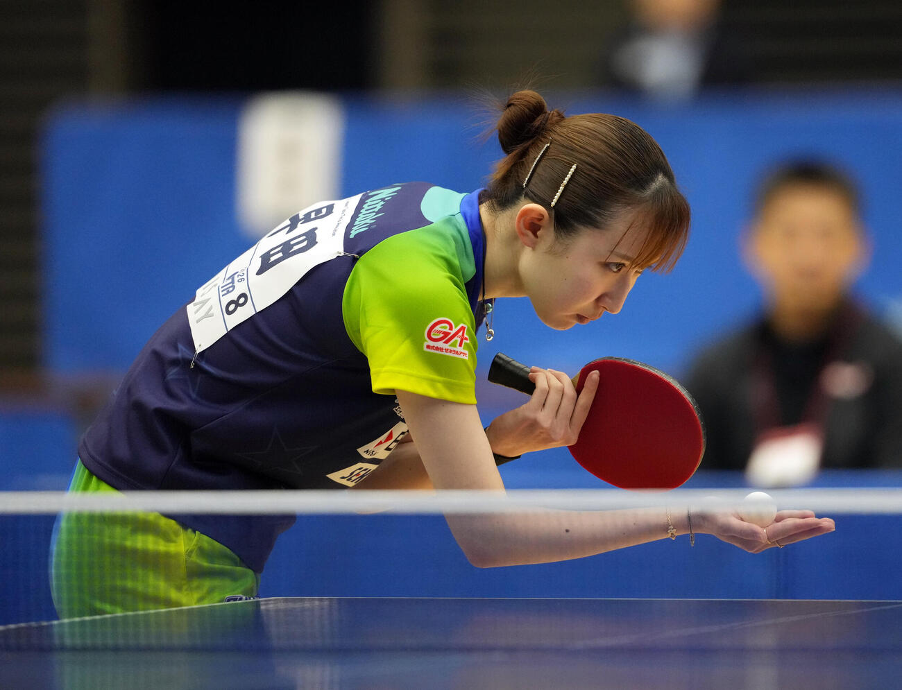 卓球アジア選手権代表選考会最終日　女子シングルス　早田ひな対高森愛央　第1セット、サーブをする早田ひな（撮影・小島史椰）