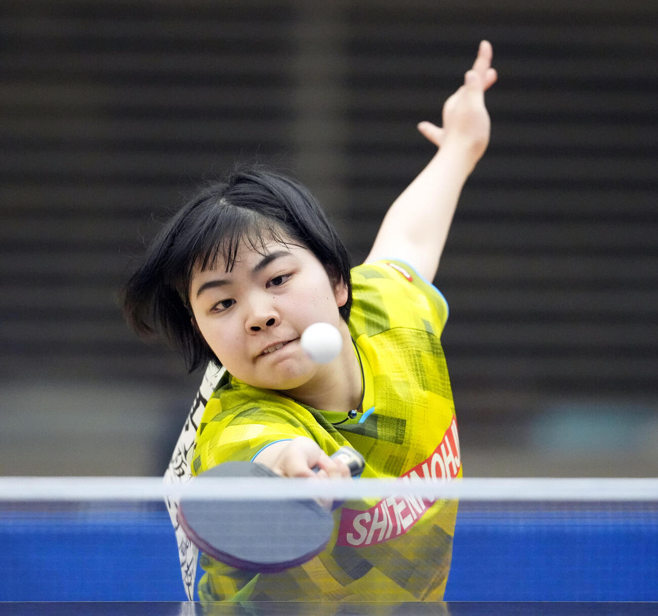 卓球アジア選手権代表選考会最終日　女子シングルス　早田ひな対高森愛央　第2セット、打ち返す高森愛央（撮影・小島史椰）