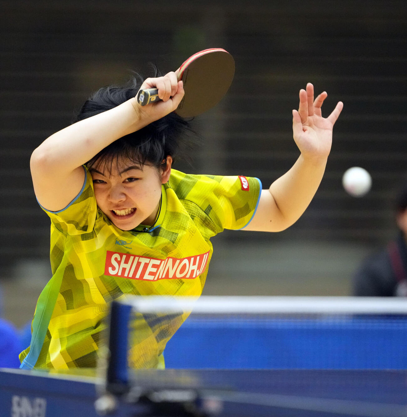 卓球アジア選手権代表選考会最終日　女子シングルス　早田ひな対高森愛央　第2セット、打ち返す高森愛央（撮影・小島史椰）