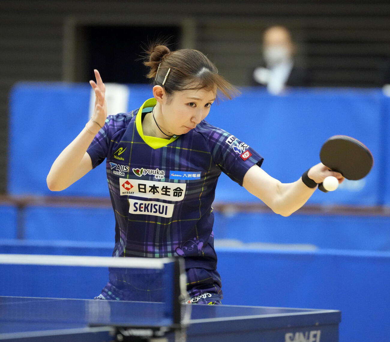 卓球アジア選手権代表選考会最終日　女子シングルス準決勝　赤江夏星対早田ひな　第3セット、打ち返す早田ひな（撮影・小島史椰）