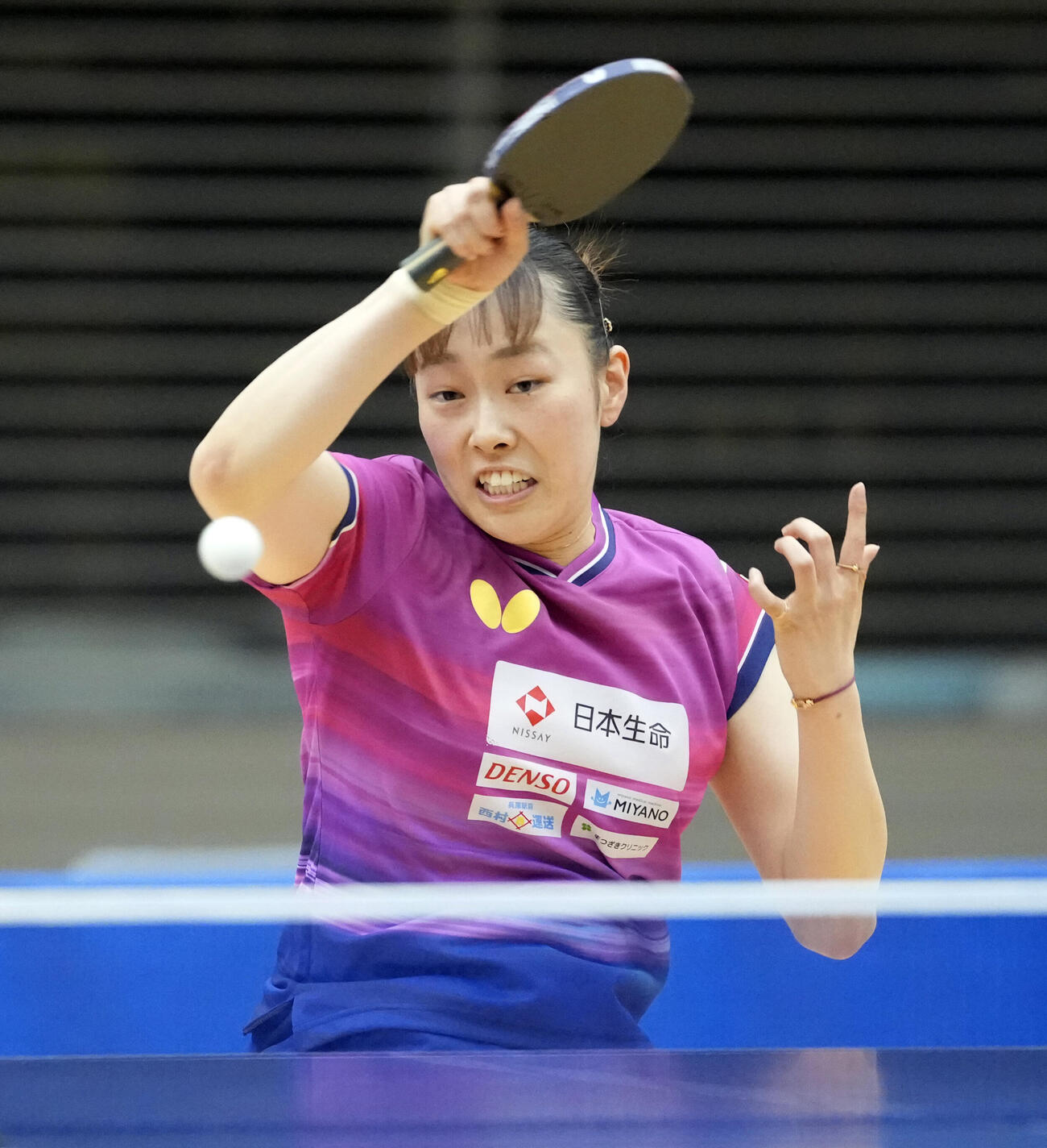 卓球アジア選手権代表選考会最終日　女子シングルス準決勝　赤江夏星対早田ひな　第2セット、打ち返す赤江夏星（撮影・小島史椰）