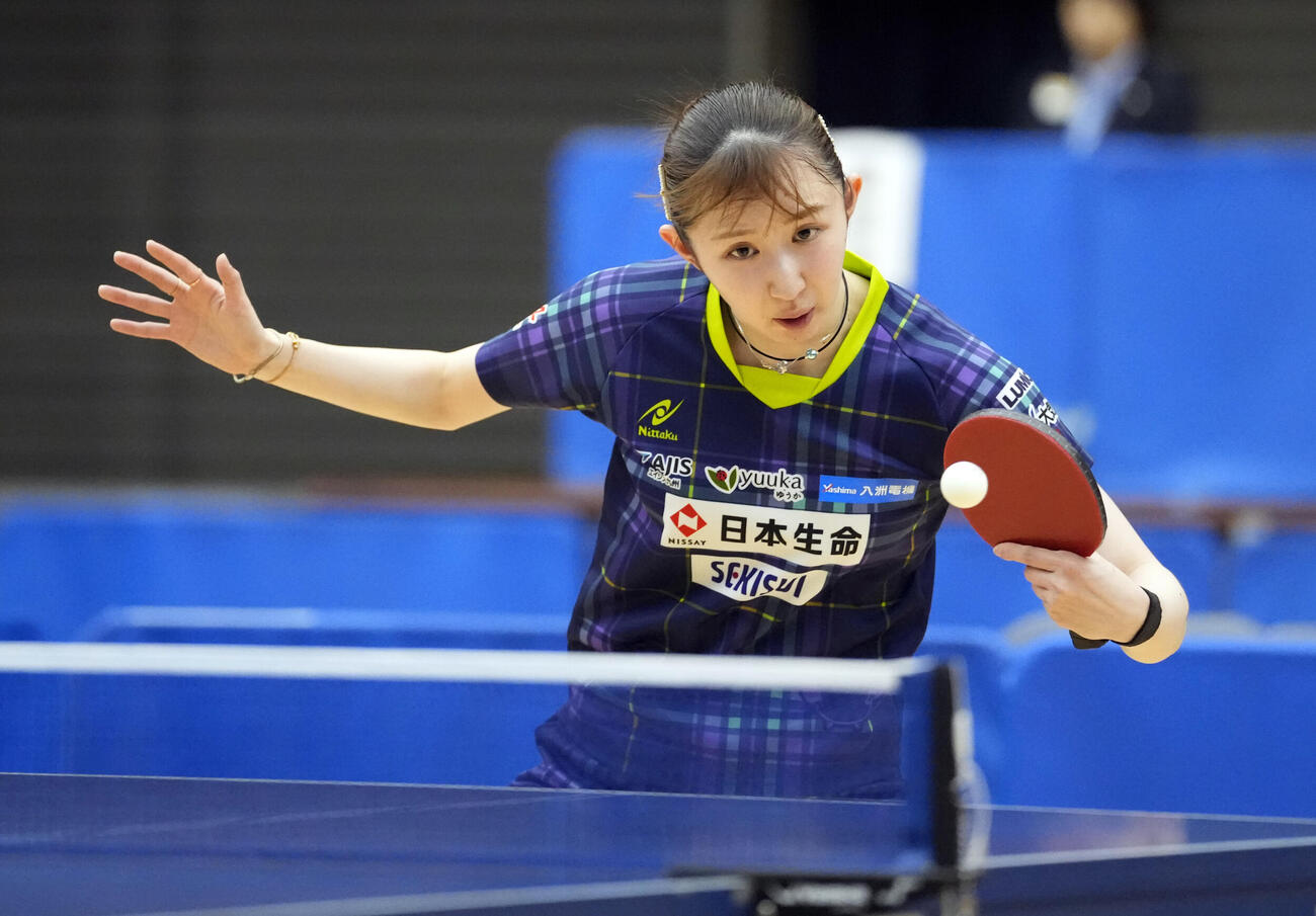 卓球アジア選手権代表選考会最終日　女子シングルス準決勝　赤江夏星対早田ひな　第3セット、打ち返す早田ひな（撮影・小島史椰）