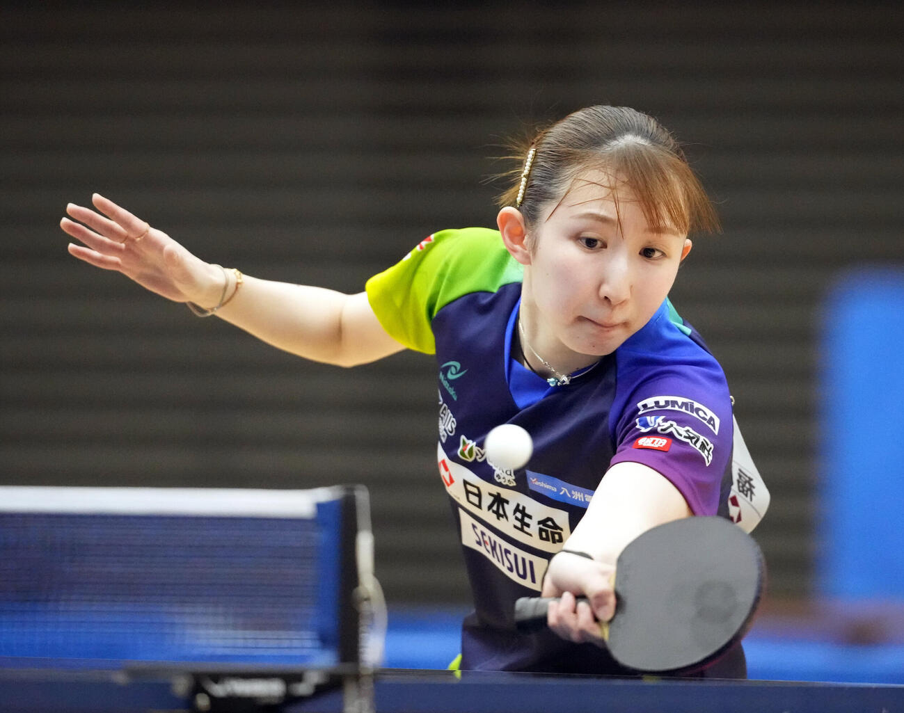 卓球アジア選手権代表選考会最終日　女子シングルス　早田ひな対高森愛央　第3セット、打ち返す早田ひな（撮影・小島史椰）