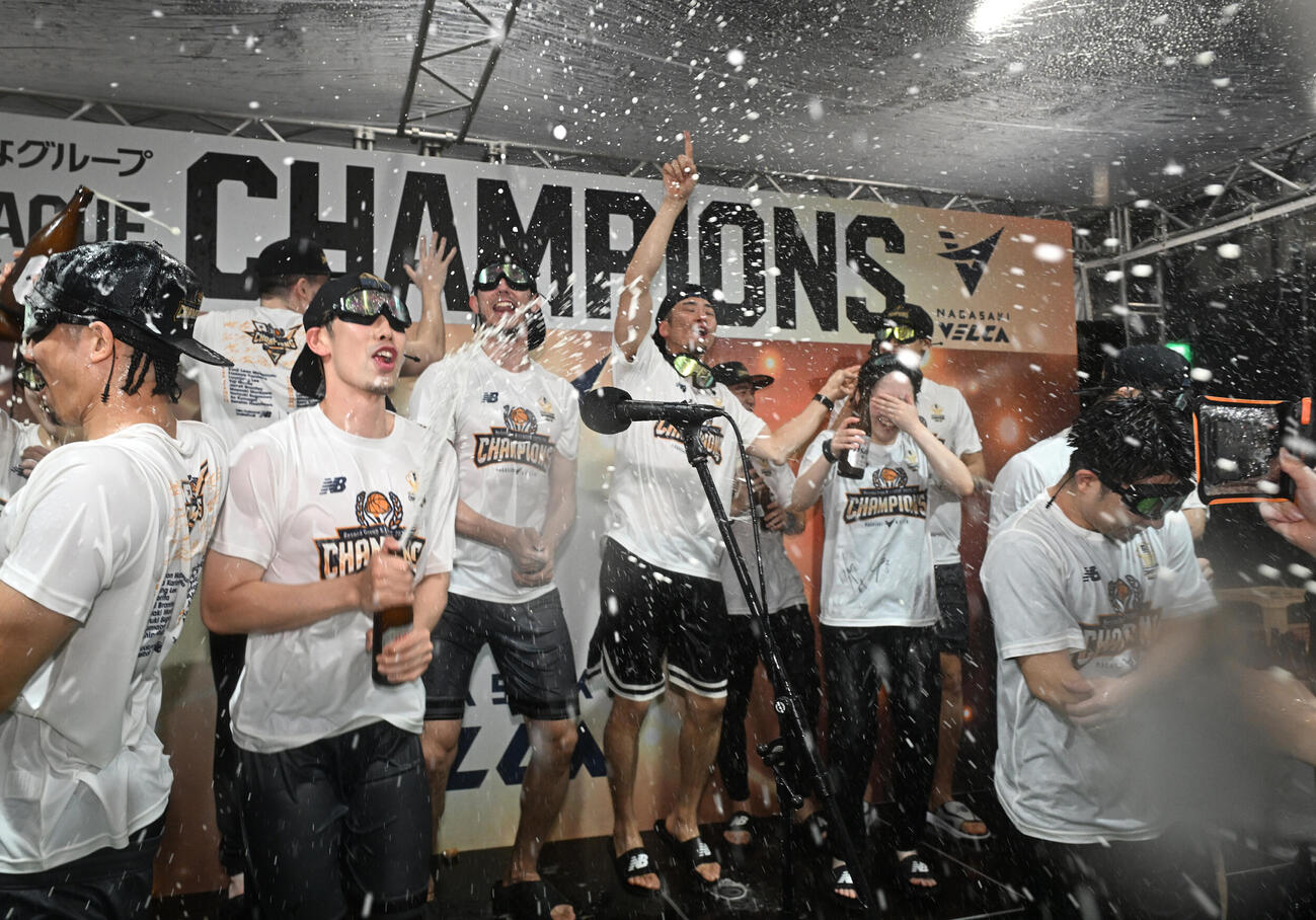 2026年5月26日、バスケBリーグ決勝第3戦　長崎対琉球　祝勝会でビールやシャンパンを掛け合う長崎の選手たち（撮影・千葉一成）