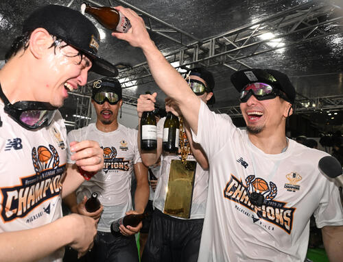 バスケ】馬場雄大、シャンパンファイトでイ・ヒョンジュンと