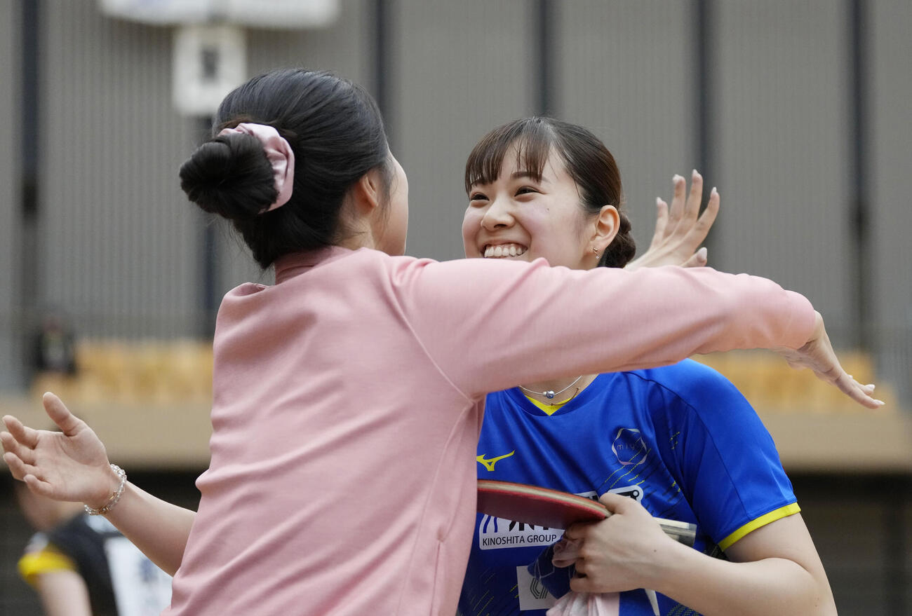 卓球アジア選手権代表選考会最終日　女子シングルス決勝　赤江夏星対長崎美柚　優勝し抱き合う皆川優香コーチ（左）と長崎美柚（撮影・小島史椰）