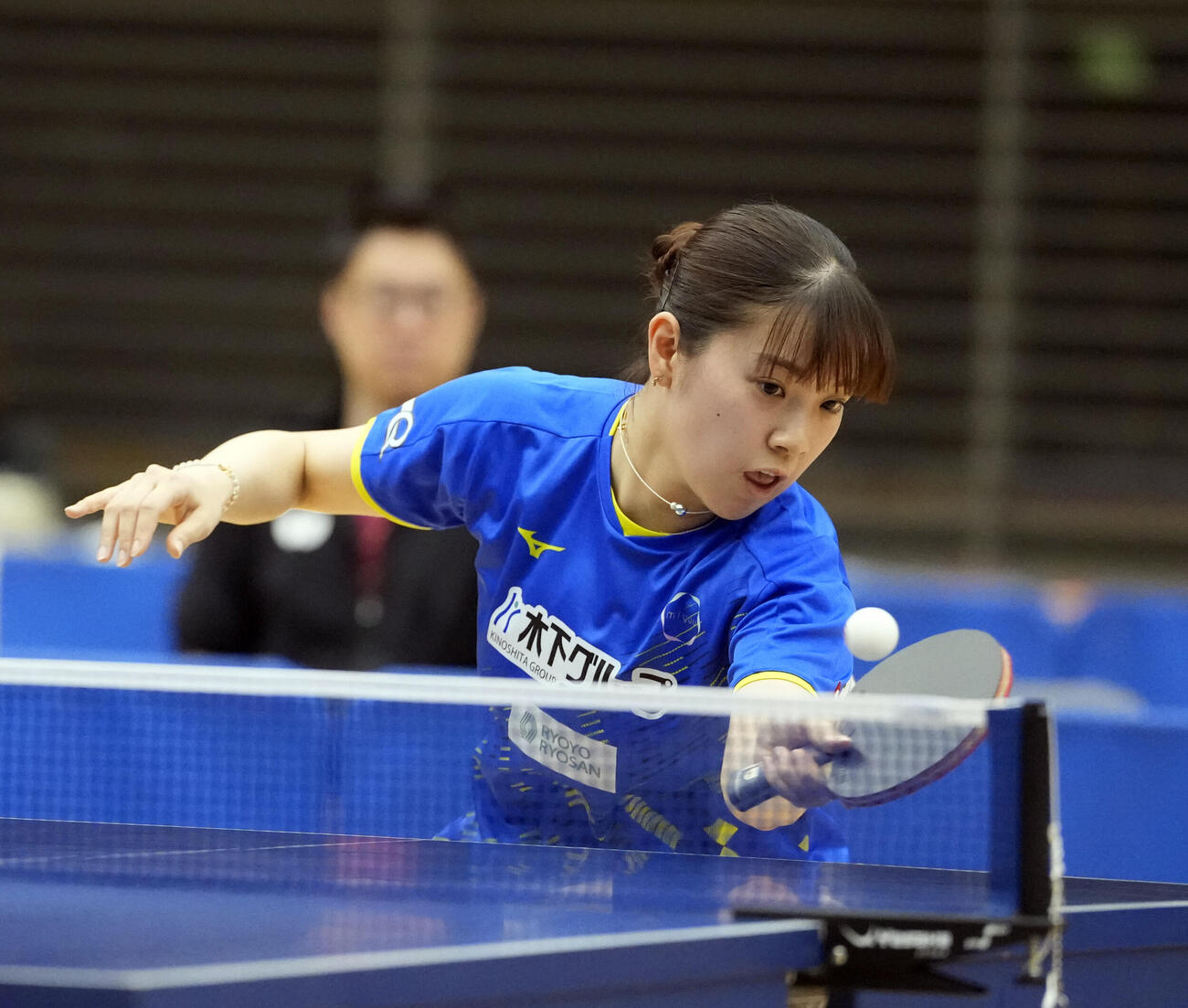 卓球アジア選手権代表選考会最終日　女子シングルス準決勝　笹尾明日香対長崎美柚　第3セット、打ち返す長崎美柚（撮影・小島史椰）