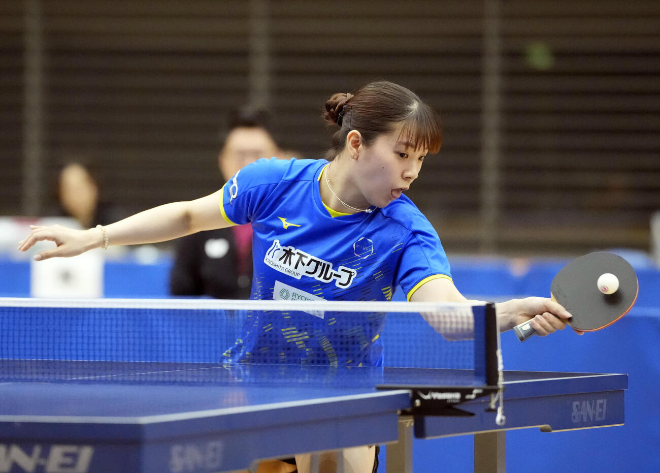 卓球アジア選手権代表選考会最終日　女子シングルス準決勝　笹尾明日香対長崎美柚　第3セット、打ち返す長崎美柚（撮影・小島史椰）