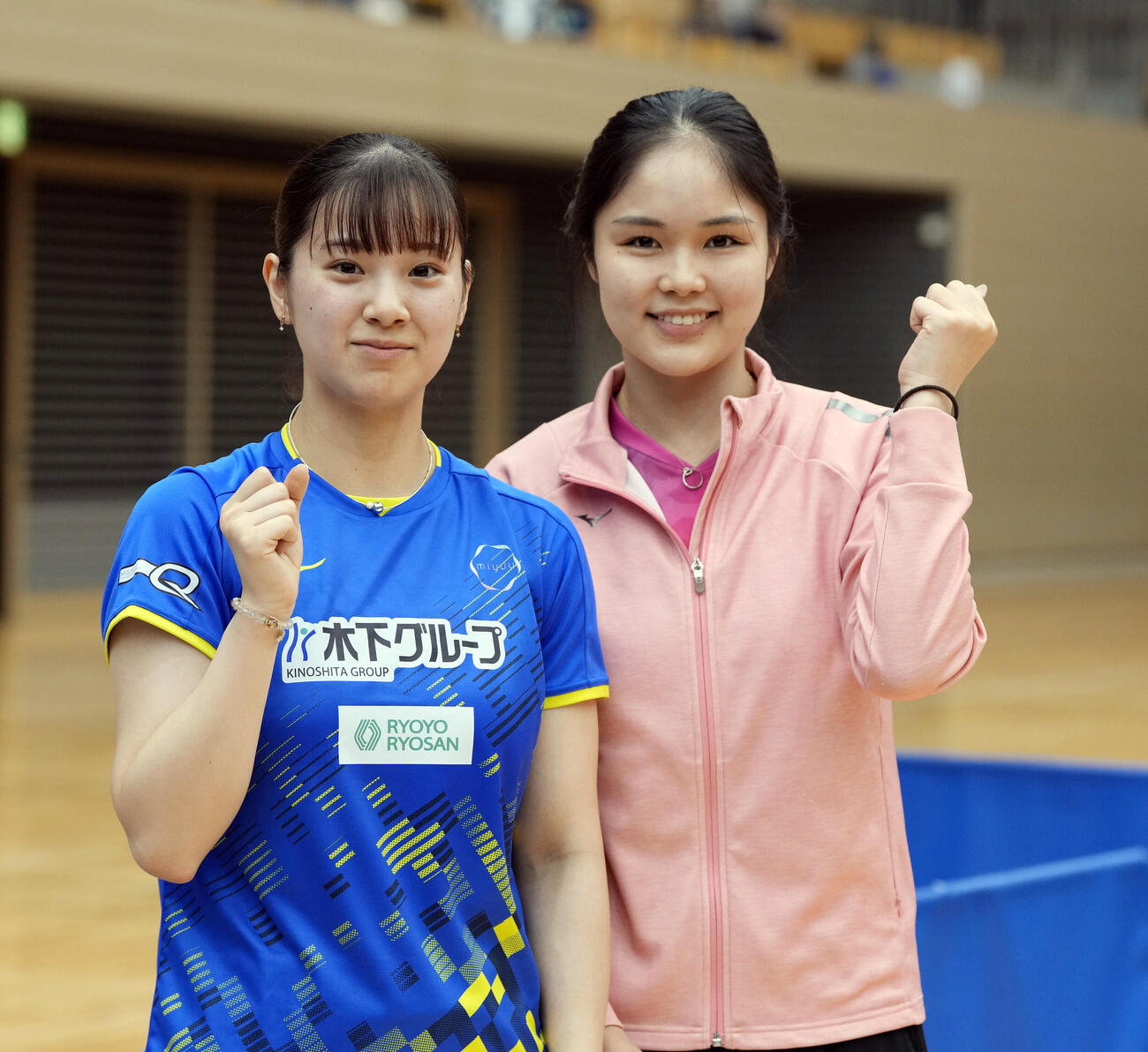 卓球アジア選手権代表選考会最終日　女子シングルス決勝　赤江夏星対長崎美柚　優勝し写真に納まる長崎美柚（左）と皆川優香コーチ（撮影・小島史椰）