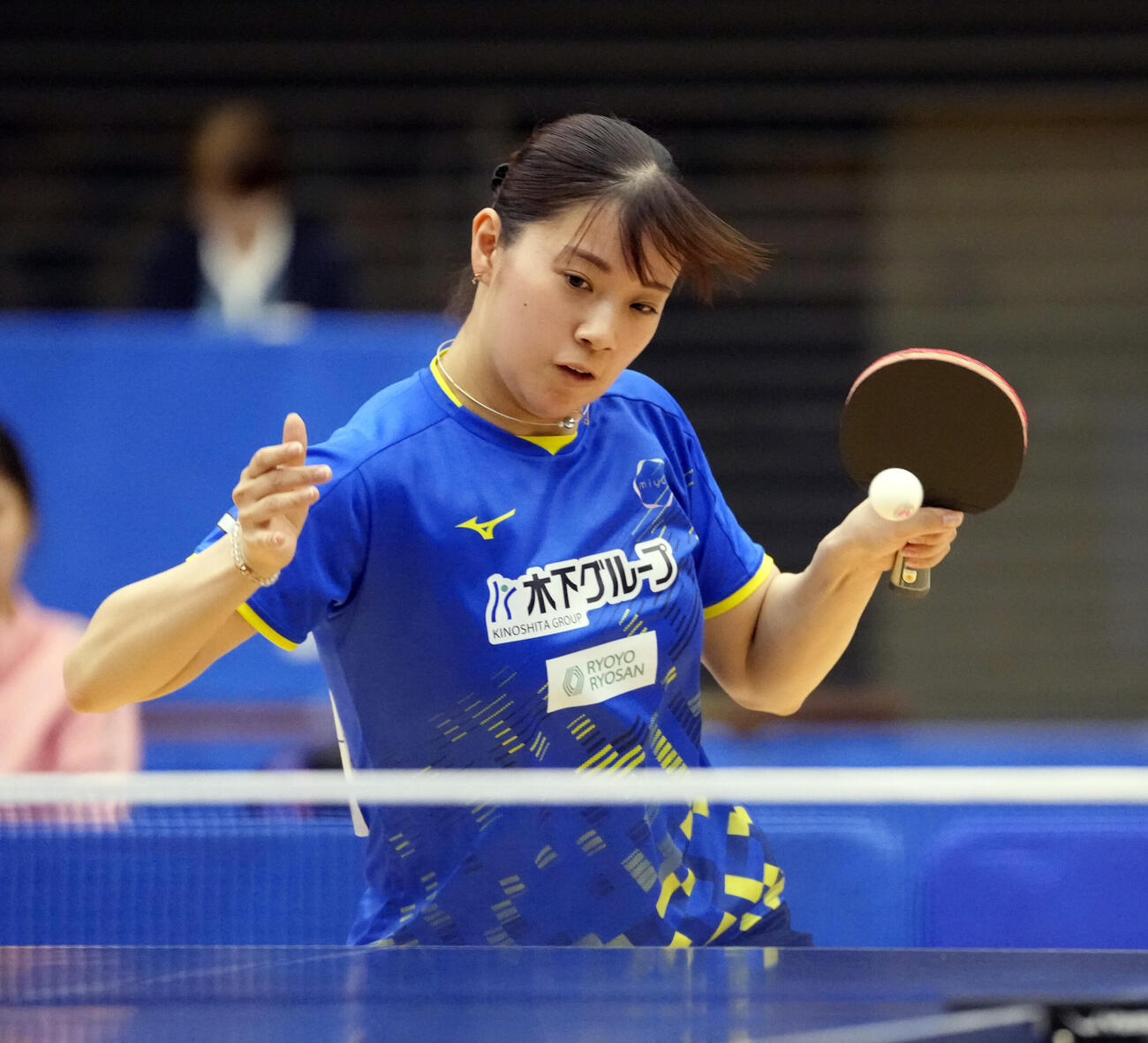 卓球アジア選手権代表選考会最終日　女子シングルス決勝　赤江夏星対長崎美柚　第1セット、打ち返す長崎美柚（撮影・小島史椰）