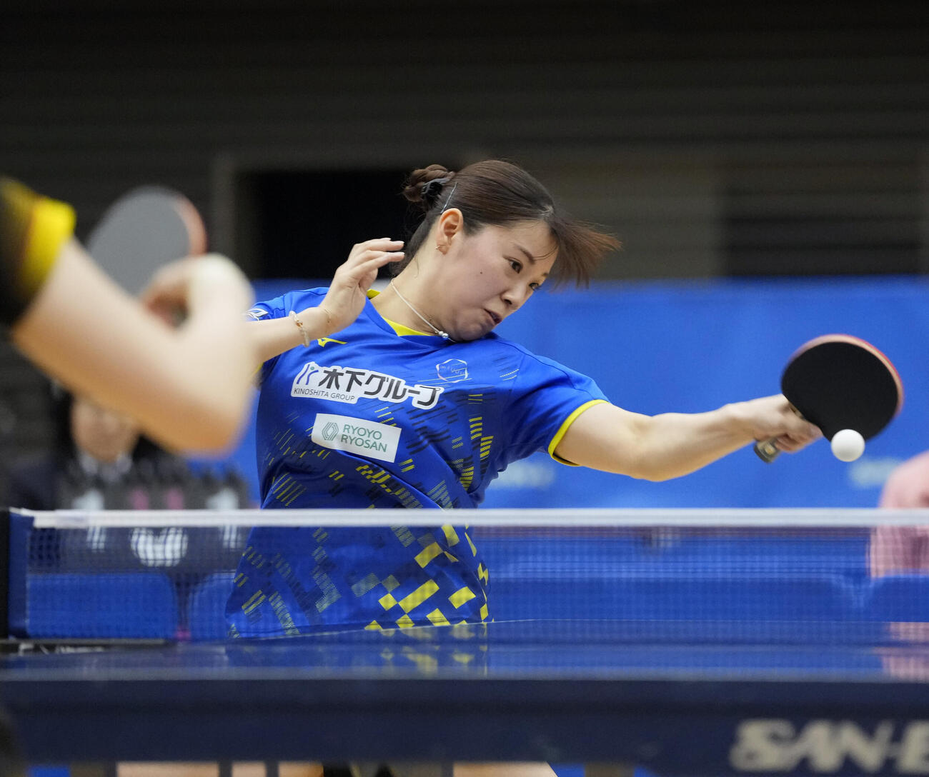 卓球アジア選手権代表選考会最終日　女子シングルス決勝　赤江夏星対長崎美柚　第3セット、打ち返す長崎美柚（撮影・小島史椰）