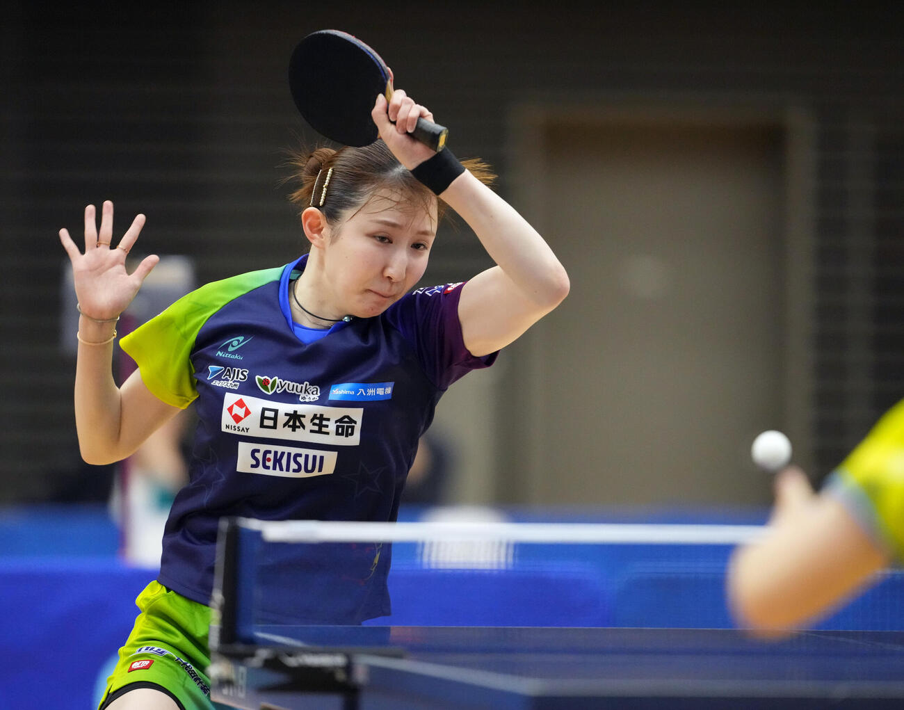 卓球アジア選手権代表選考会最終日　女子シングルス　早田ひな対高森愛央　第3セット、打ち返す早田ひな（撮影・小島史椰）