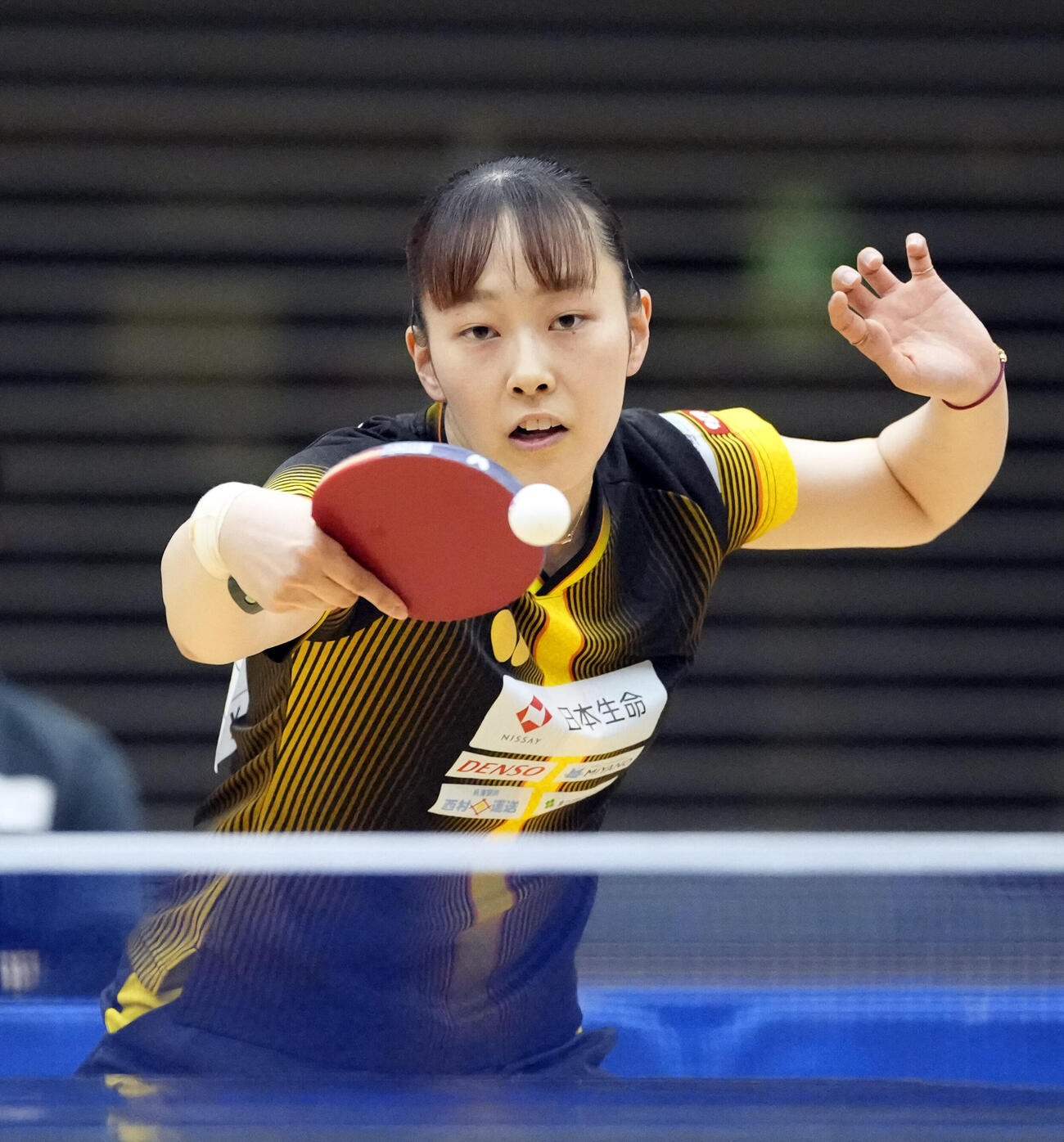 卓球アジア選手権代表選考会最終日　女子シングルス決勝　赤江夏星対長崎美柚　第2セット、打ち返す赤江夏星（撮影・小島史椰）＝2026年5月27日