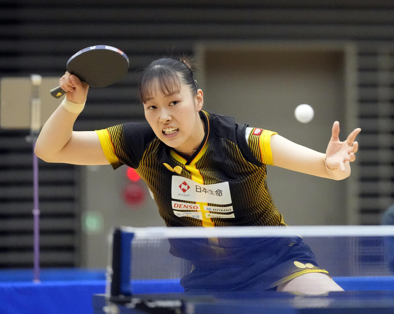 卓球アジア選手権代表選考会最終日　女子シングルス決勝　赤江夏星対長崎美柚　第2セット、打ち返す赤江夏星（撮影・小島史椰）＝2026年5月27日