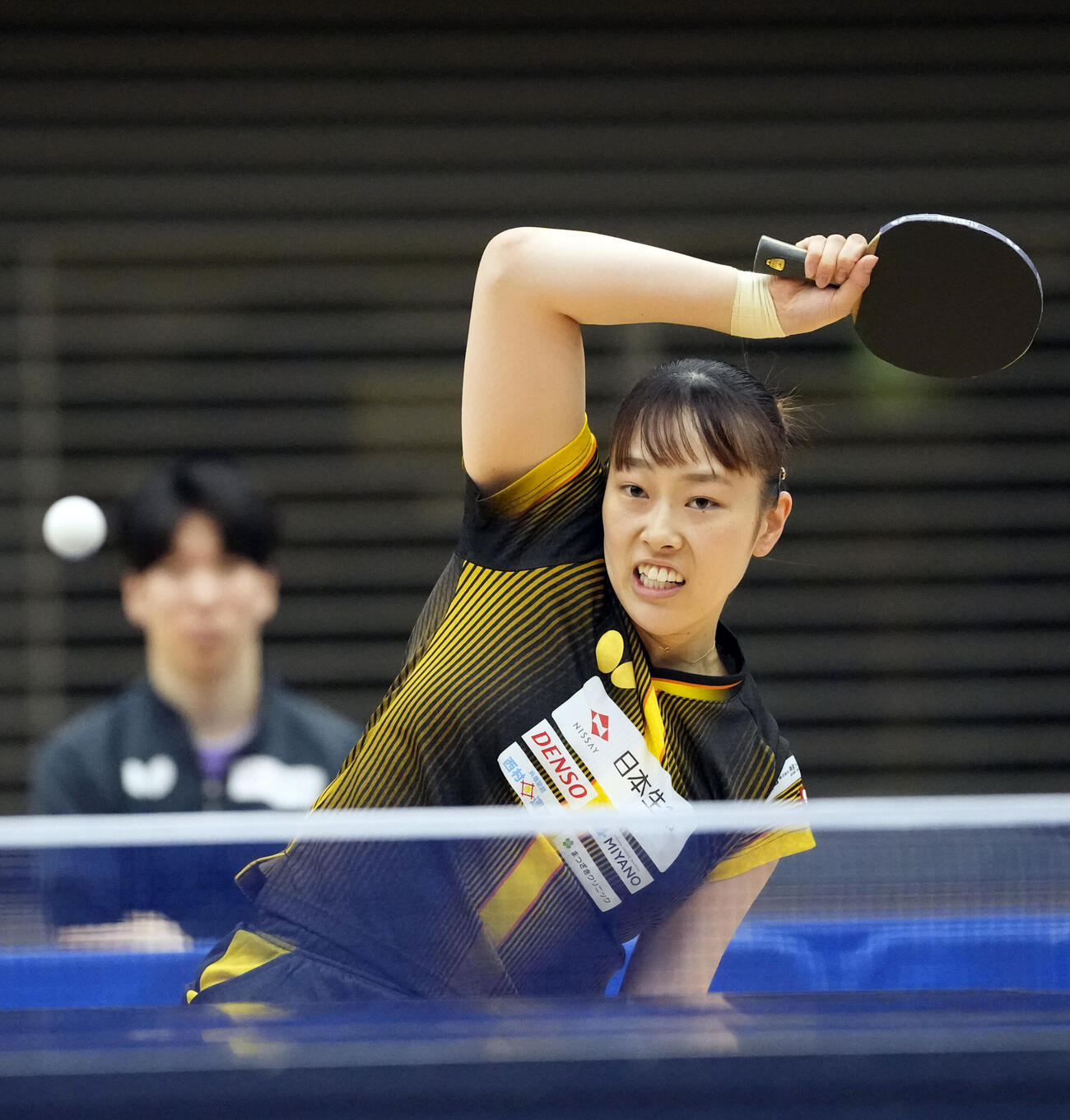 卓球アジア選手権代表選考会最終日　女子シングルス決勝　赤江夏星対長崎美柚　第2セット、打ち返す赤江夏星（撮影・小島史椰）＝2026年5月27日