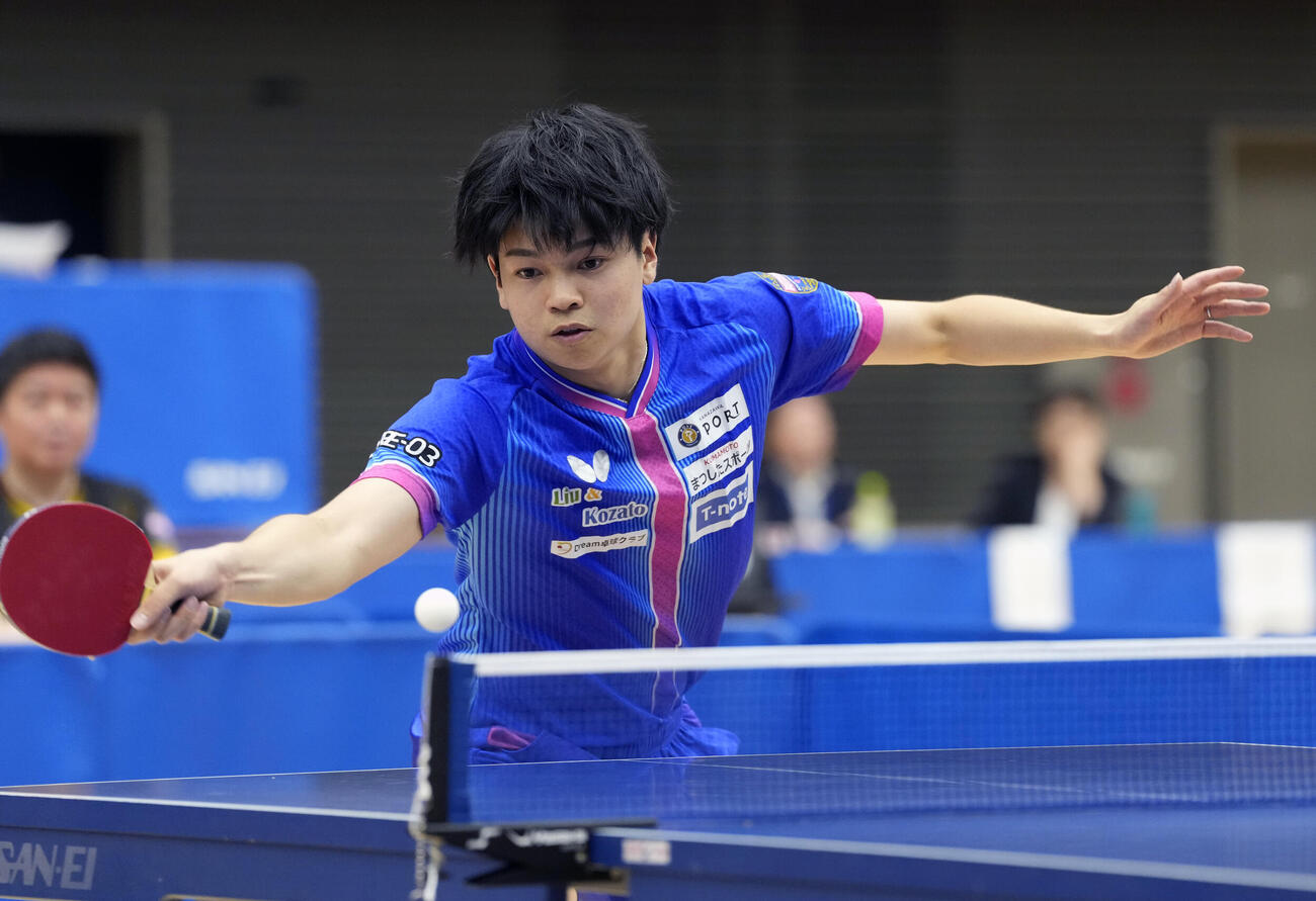 卓球アジア選手権代表選考会最終日　男子シングルス決勝　田中佑汰対宇田幸矢　第3セット、打ち返す田中佑汰（撮影・小島史椰）