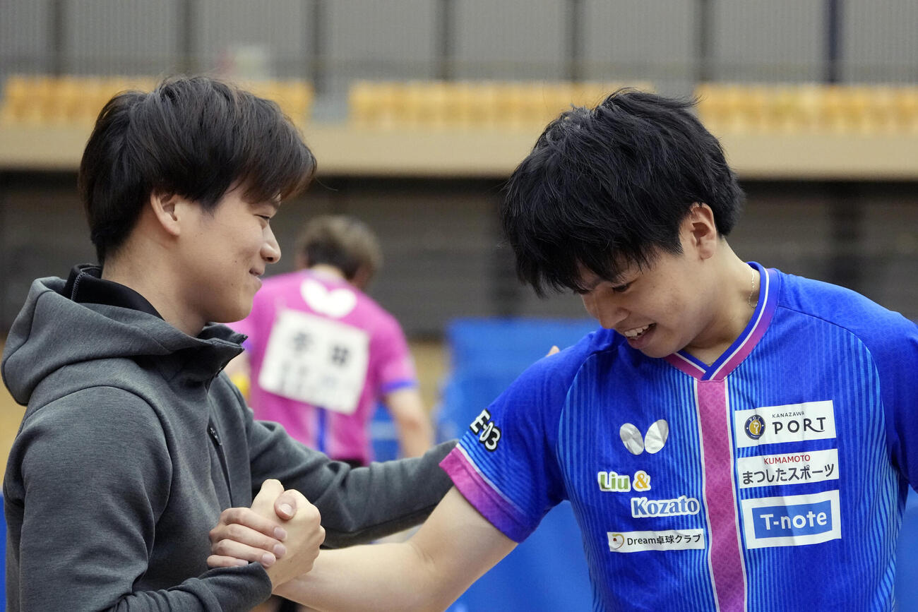 卓球アジア選手権代表選考会最終日　男子シングルス決勝　田中佑汰対宇田幸矢　優勝し吉田雅己コーチ（左）と握手する田中佑汰（撮影・小島史椰）