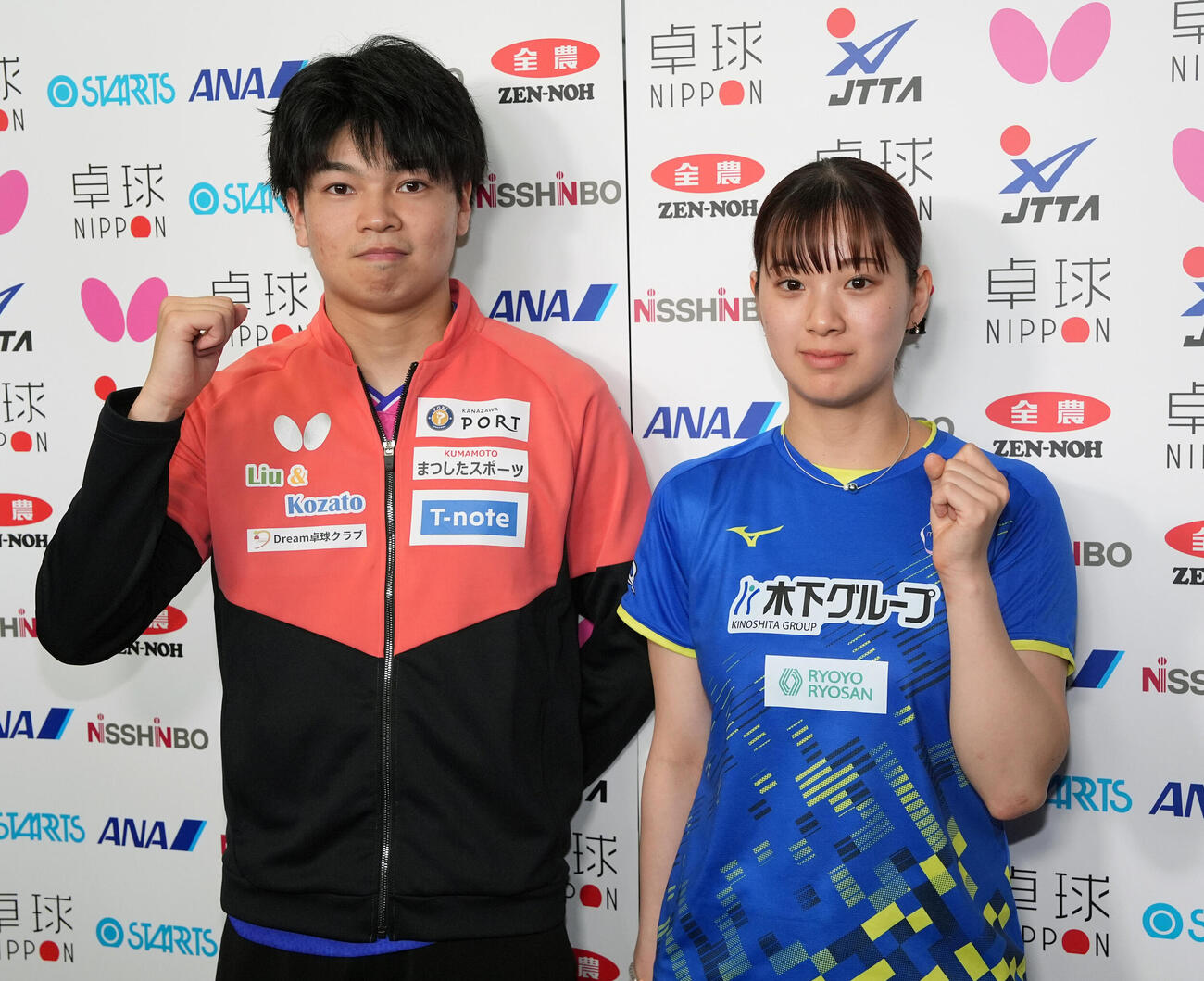 卓球アジア選手権代表選考会最終日　優勝しガッツポーズで写真に納まる田中佑汰（左）と長崎美柚（撮影・小島史椰）