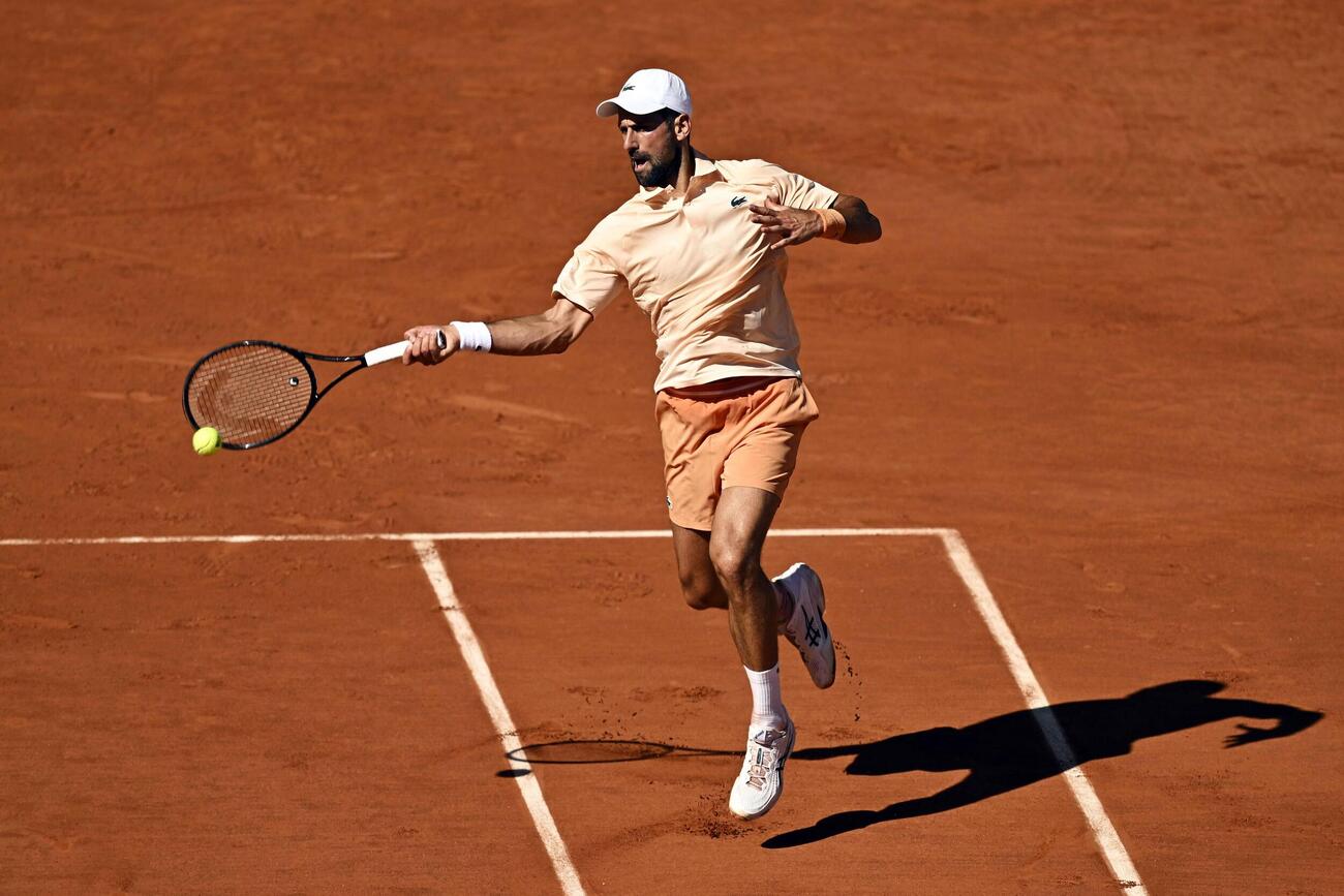 男子シングルス2回戦でプレーするノバク・ジョコビッチ（共同）