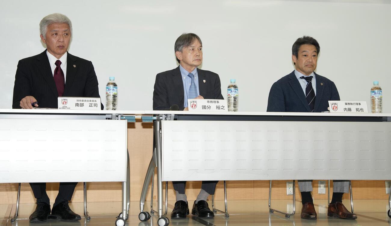 バレーボール男子日本代表　会見に臨む南部正司技術委員会委員長、国分裕之専務理事、内藤拓也業務執行理事（撮影・小島史椰）
