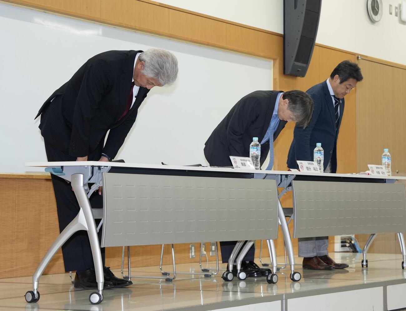 バレーボール男子日本代表　会見で頭を下げる日本バレーボール協会の、左から南部正司技術委員会委員長、国分裕之専務理事、内藤拓也業務執行理事（撮影・小島史椰）