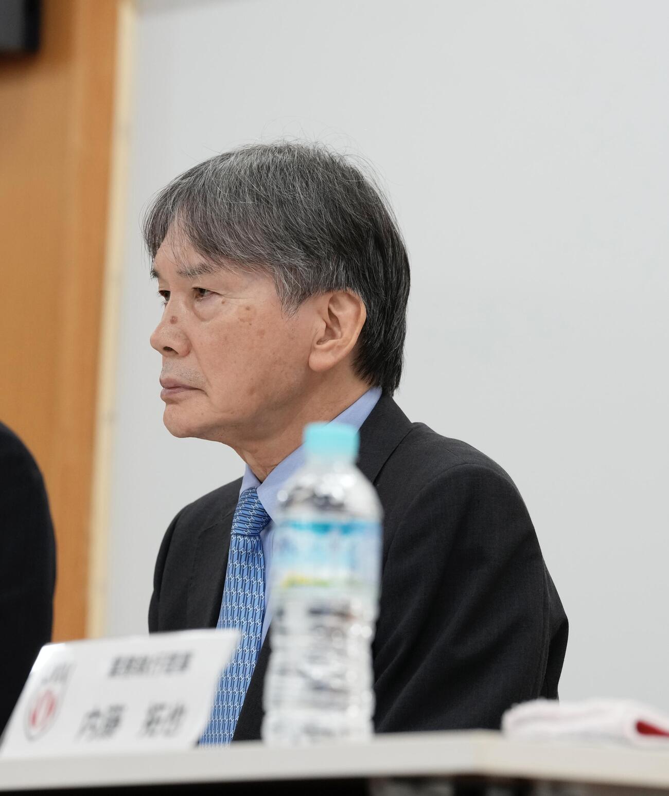 バレーボール男子日本代表　会見に臨む国分裕之専務理事（撮影・小島史椰）