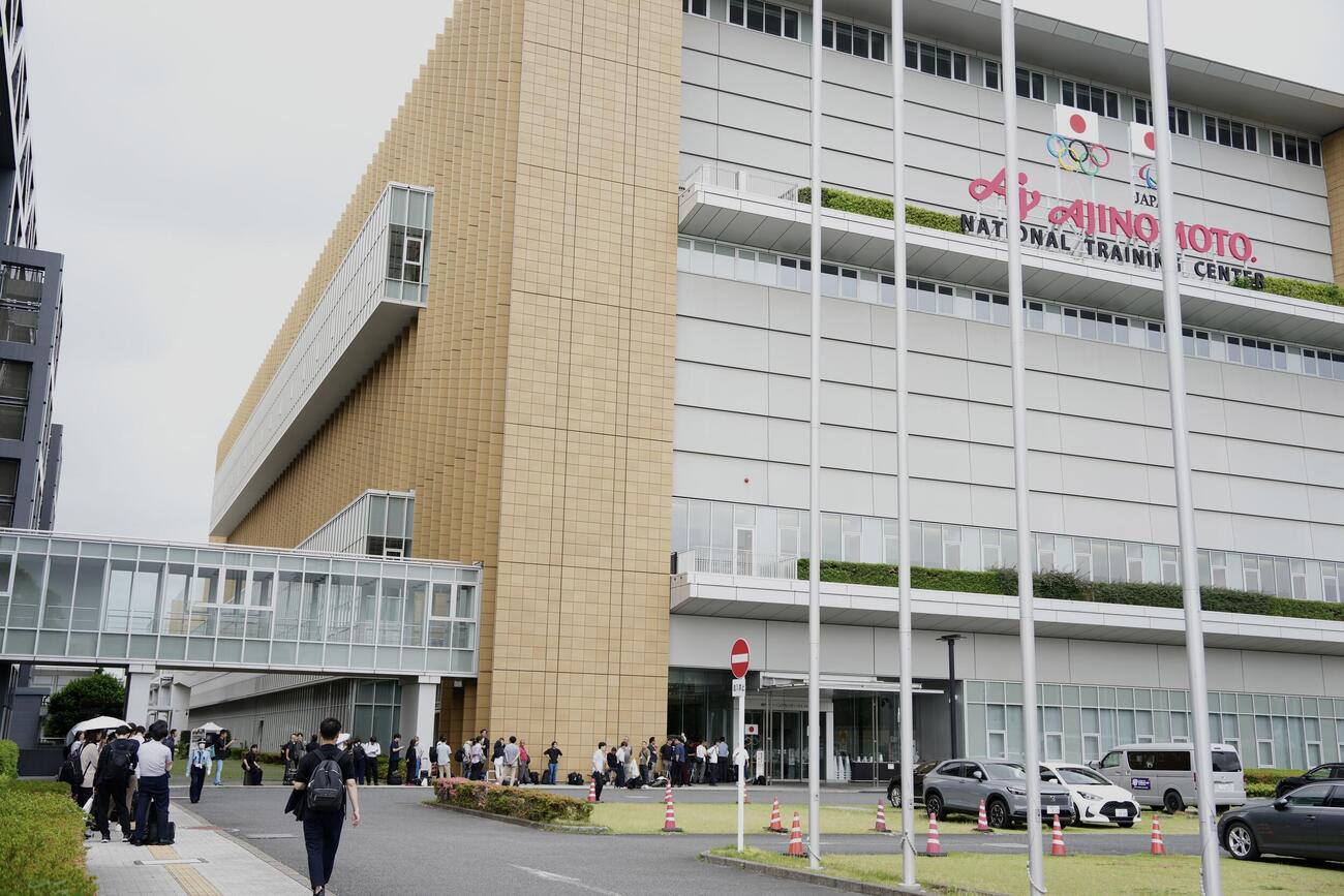 バレーボール男子日本代表　入り口に並ぶ報道陣の列（撮影・小島史椰）