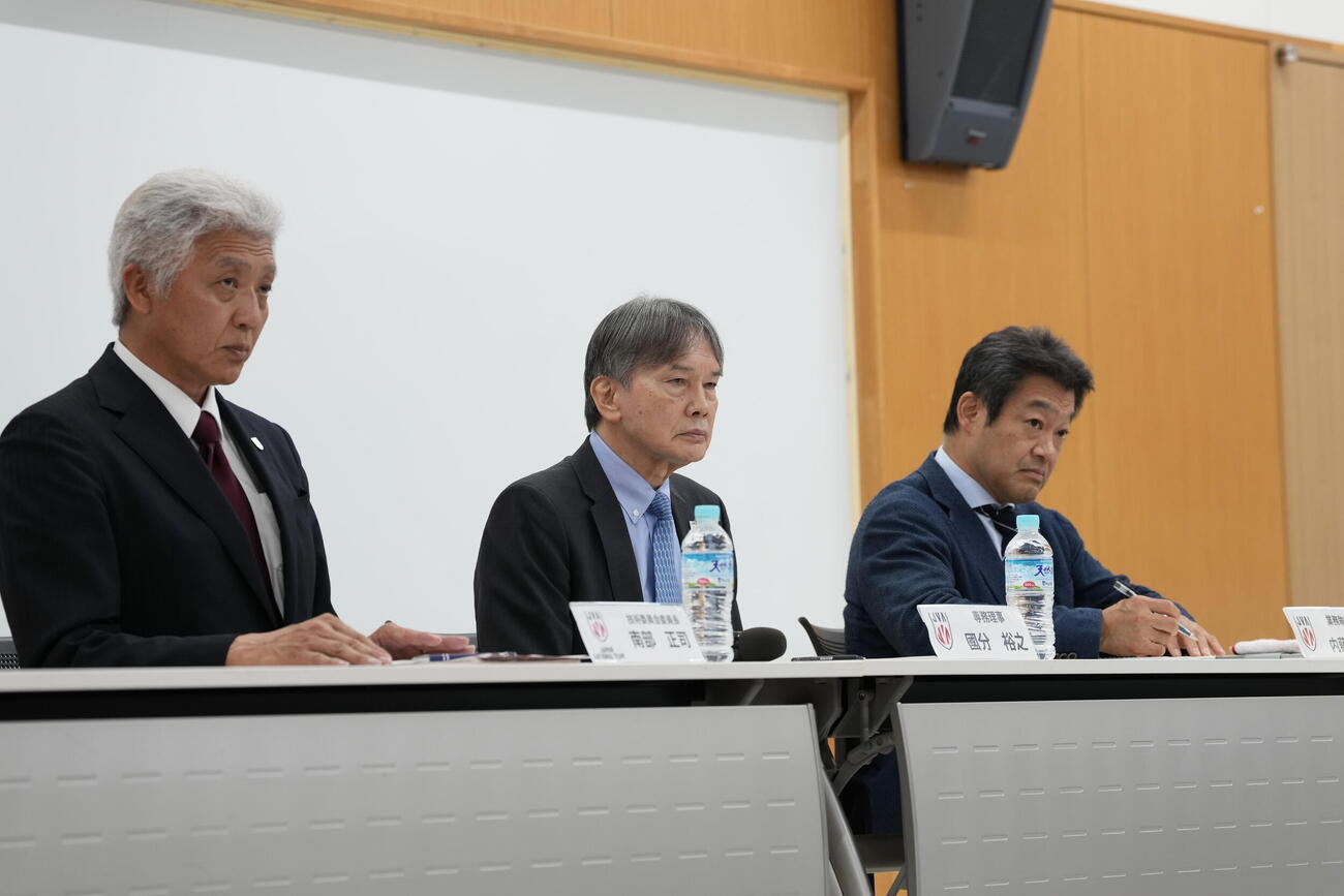 バレーボール男子日本代表　会見に臨む、左から南部正司技術委員会委員長、国分裕之専務理事、内藤拓也業務執行理事（撮影・小島史椰）