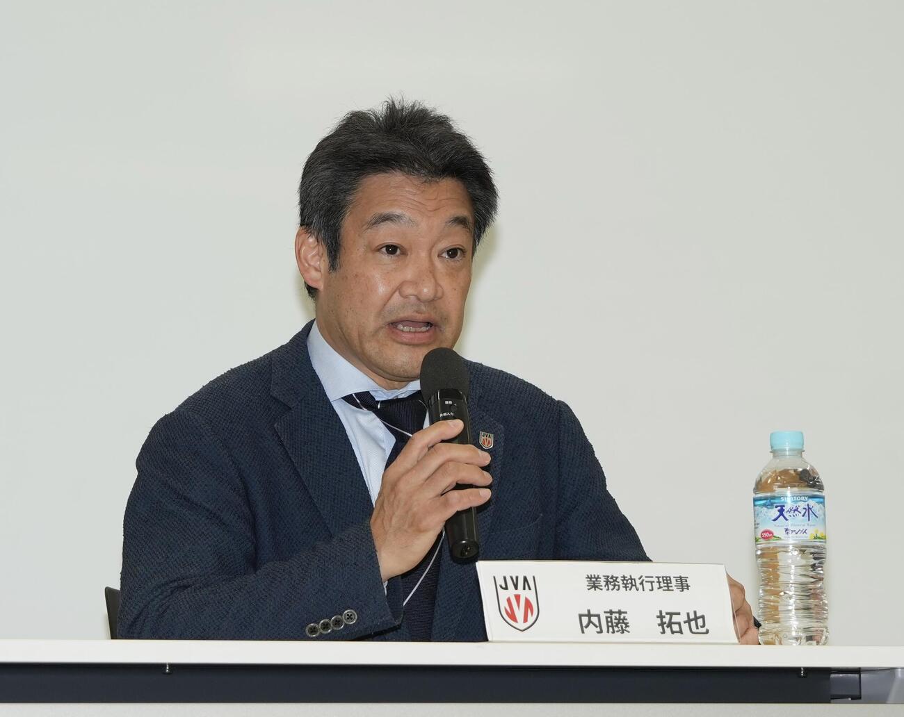 バレーボール男子日本代表　会見に臨む国分裕之専務理事（撮影・小島史椰）