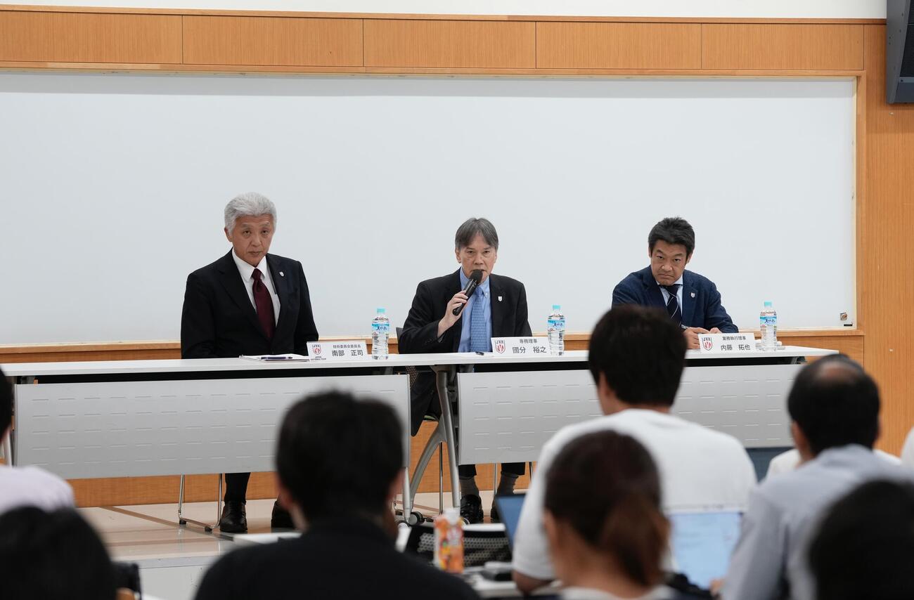 バレーボール男子日本代表　会見に臨む南部正司技術委員会委員長、国分裕之専務理事、内藤拓也業務執行理事（撮影・小島史椰）