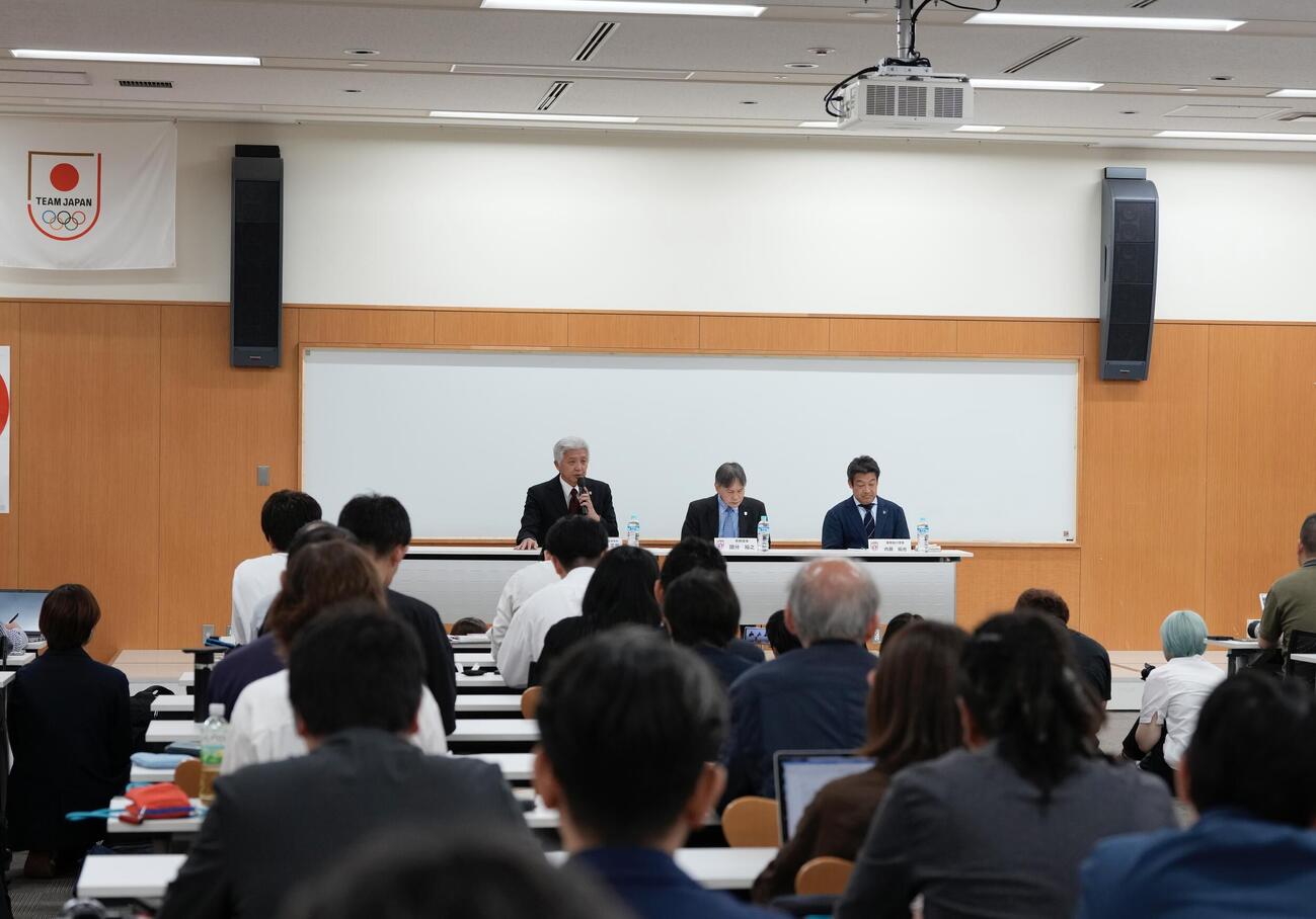 バレーボール男子日本代表　会見に臨む南部正司技術委員会委員長、国分裕之専務理事、内藤拓也業務執行理事（撮影・小島史椰）