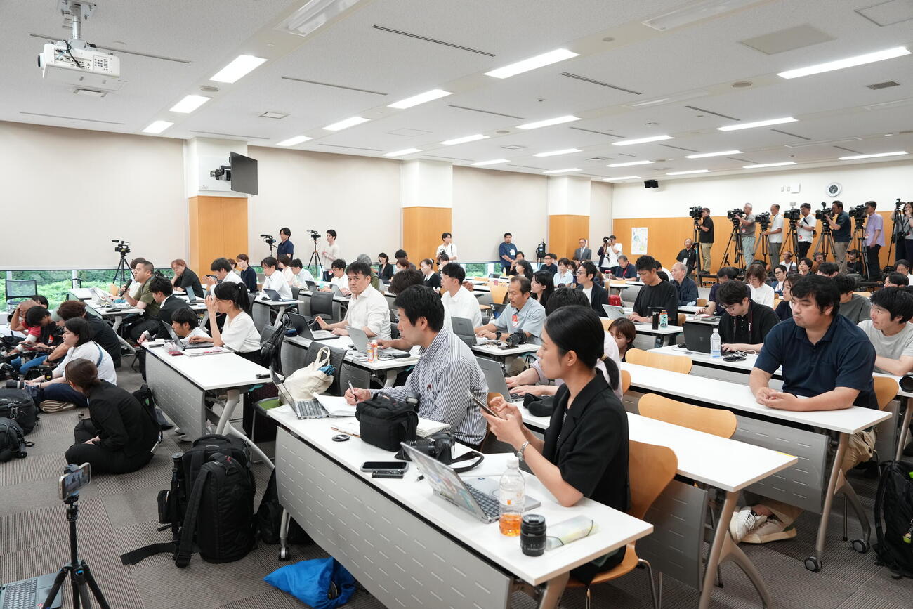 バレーボール男子日本代表　会見で集まる報道陣たち（撮影・小島史椰）