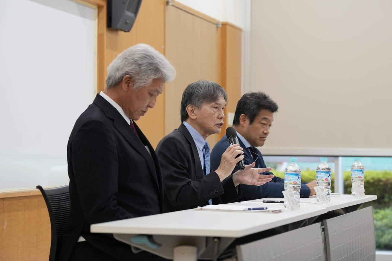 バレーボール男子日本代表　会見に臨む、左から南部正司技術委員会委員長、国分裕之専務理事、内藤拓也業務執行理事（撮影・小島史椰）