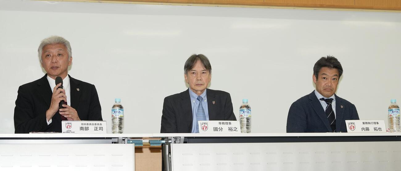 バレーボール男子日本代表　入り口に並ぶ報道陣の列（撮影・小島史椰）