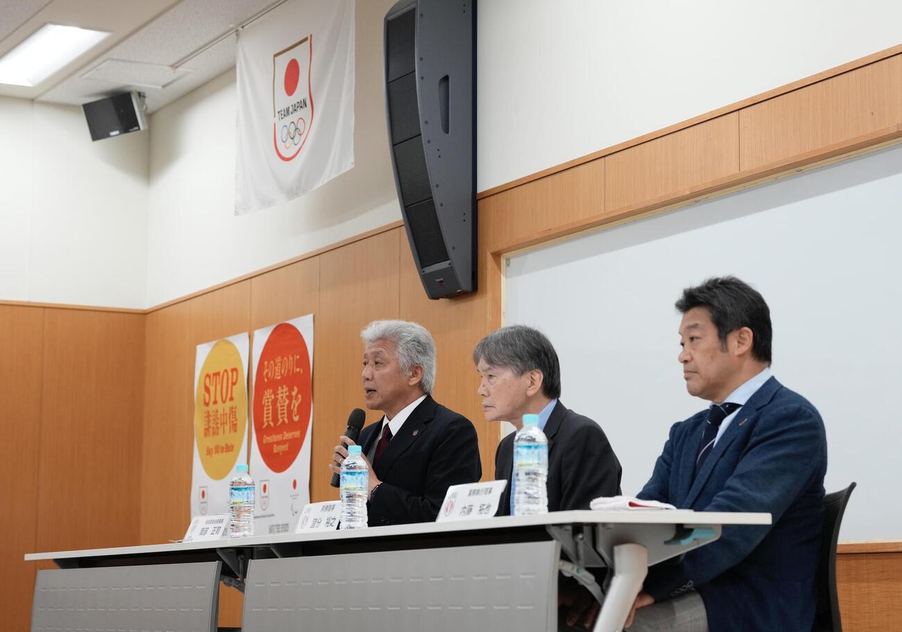 バレーボール男子日本代表　入り口に並ぶ報道陣の列（撮影・小島史椰）