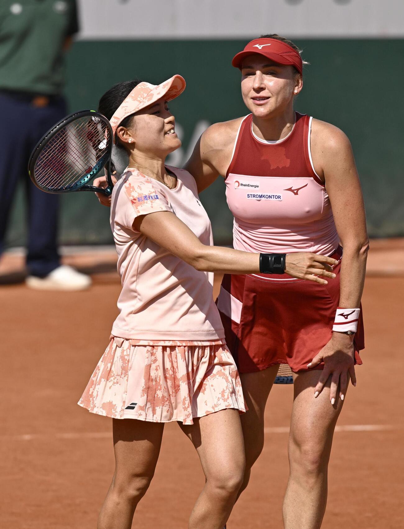 女子ダブルス1回戦に勝利し、喜ぶ二宮真琴（左）、ナディア・キチェノク組（共同）