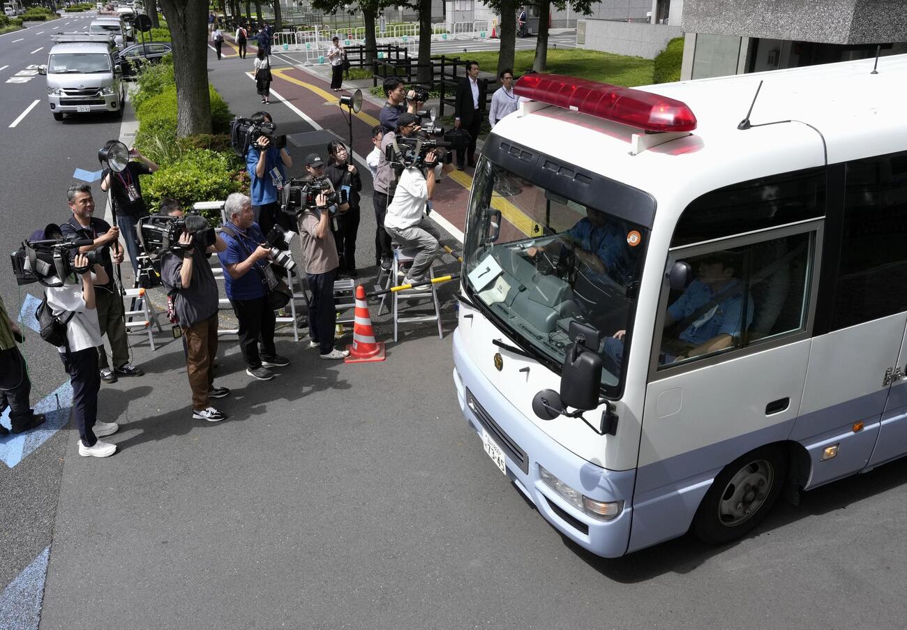29日午前、送検のため警視庁本部を出る、佐藤駿一郎容疑者を乗せた車両（共同）