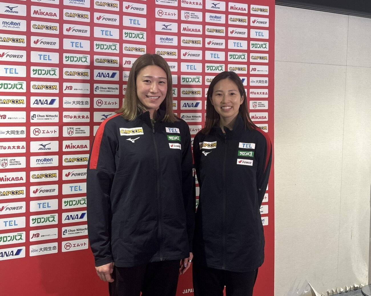 出国前に成田空港で写真に納まるバレーボール女子日本代表の石川真佑（左）と栄絵里香