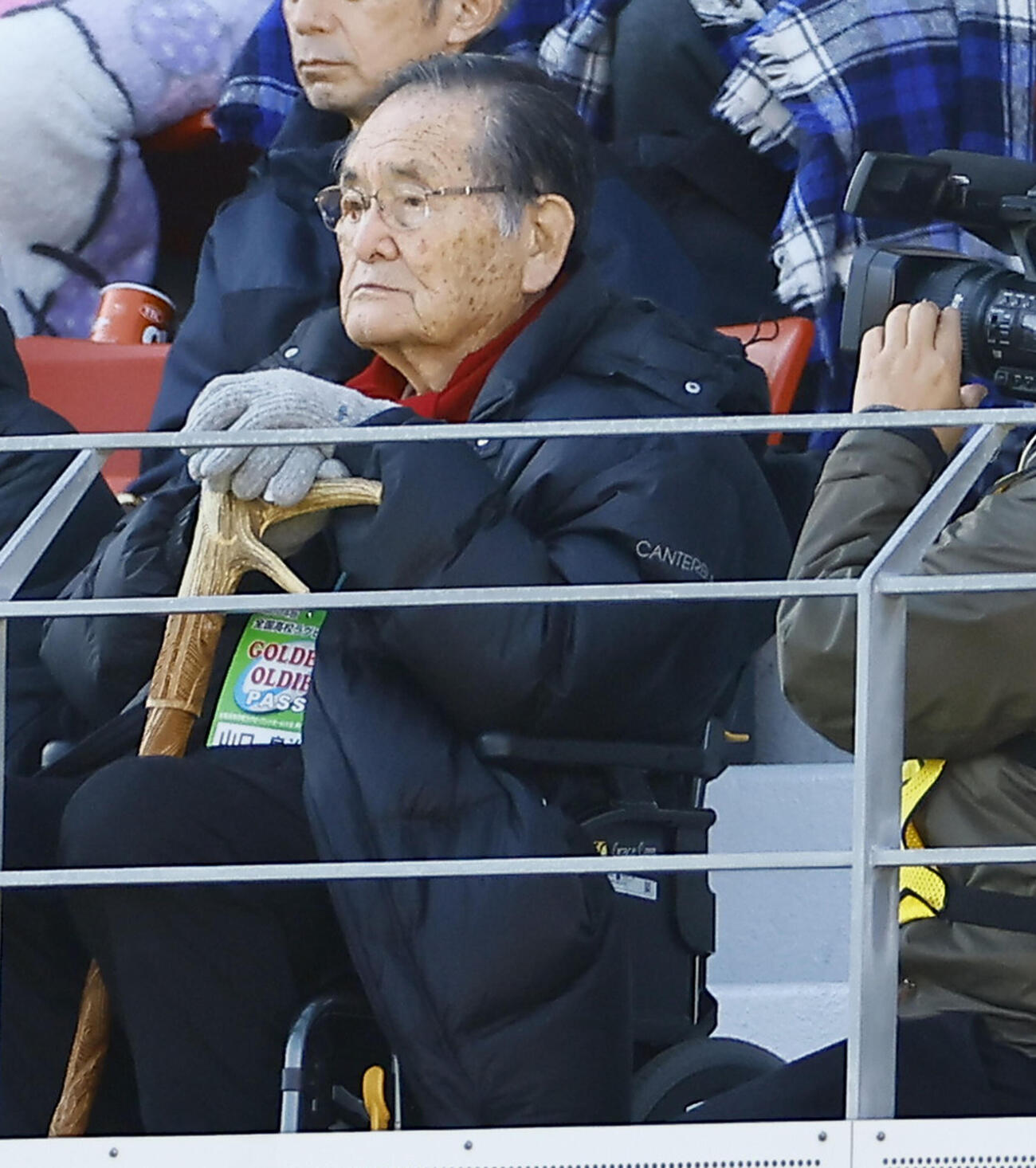 25年1月1日　第104回全国高校ラグビー選手権大会　京都工学院対国学院栃木　試合を見つめる京都工学院・山口良治総監督