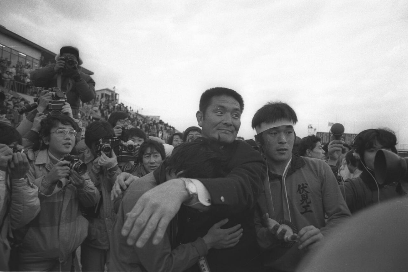 1981年1月7日　優勝した伏見工選手の肩を抱く山口良治監