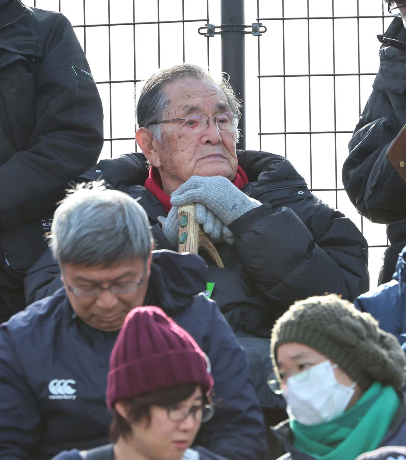 24年12月30日　第104回全国高校ラグビー2回戦　中部大春日丘対京都工学院　スタンドから試合を見守る京都工学院・山口良治総監督