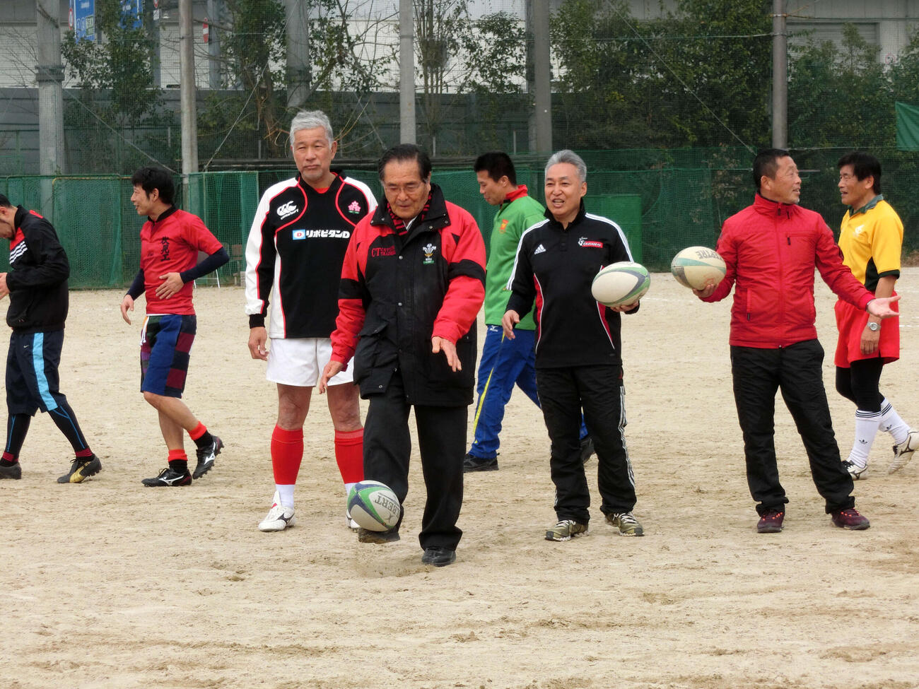 17年3月5日　キックで球出しする山口良治総監督