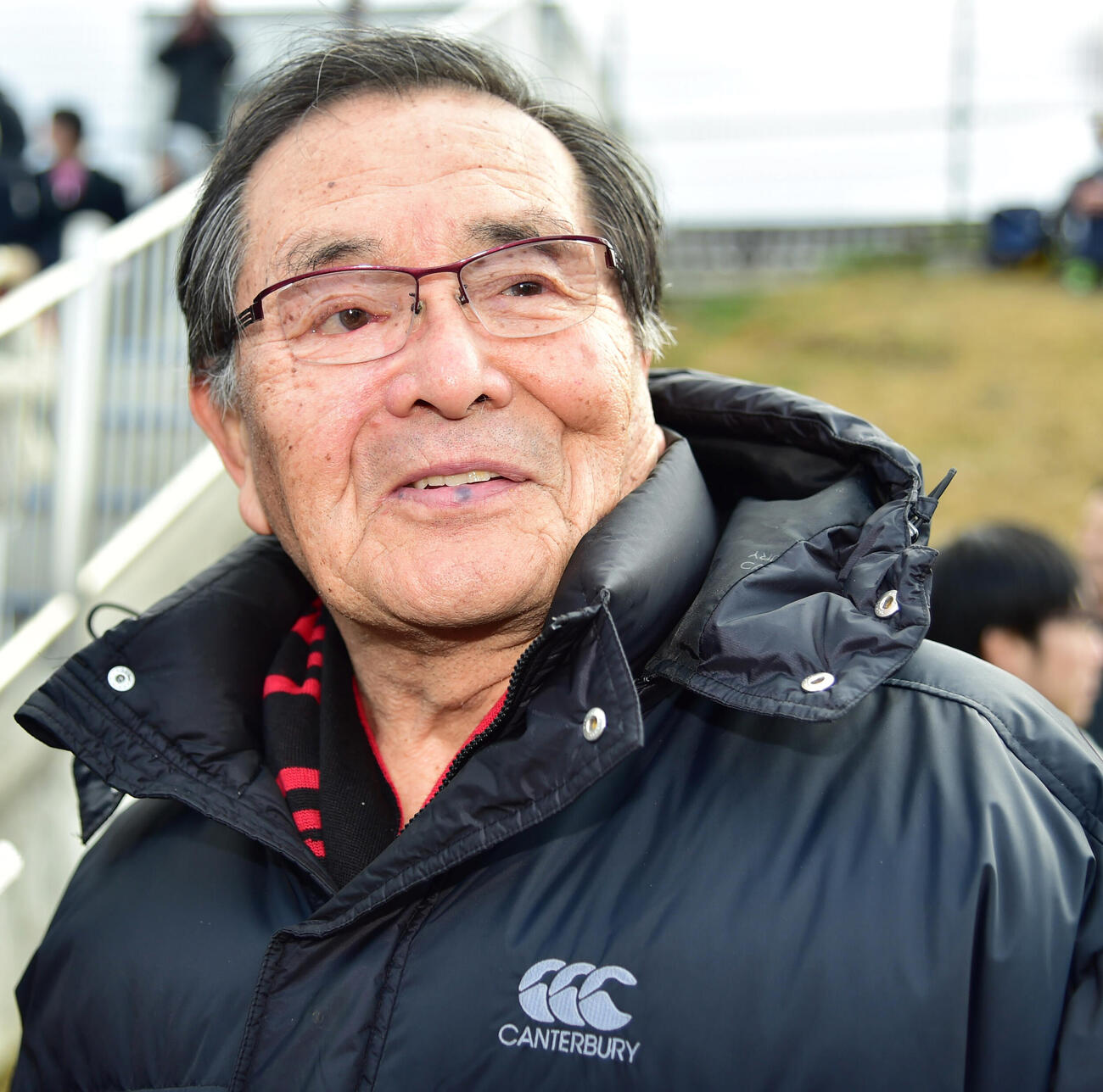 15年12月27日　第95回全国高校ラグビー・第1日　伏見工対郡山北工　試合を終え笑顔で引き揚げる伏見工の山口良治総監督
