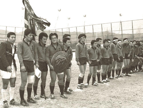 1981年1月7日 高校日本一となり表彰を受ける伏見工フィフティーン。左から2人目は平尾誠二