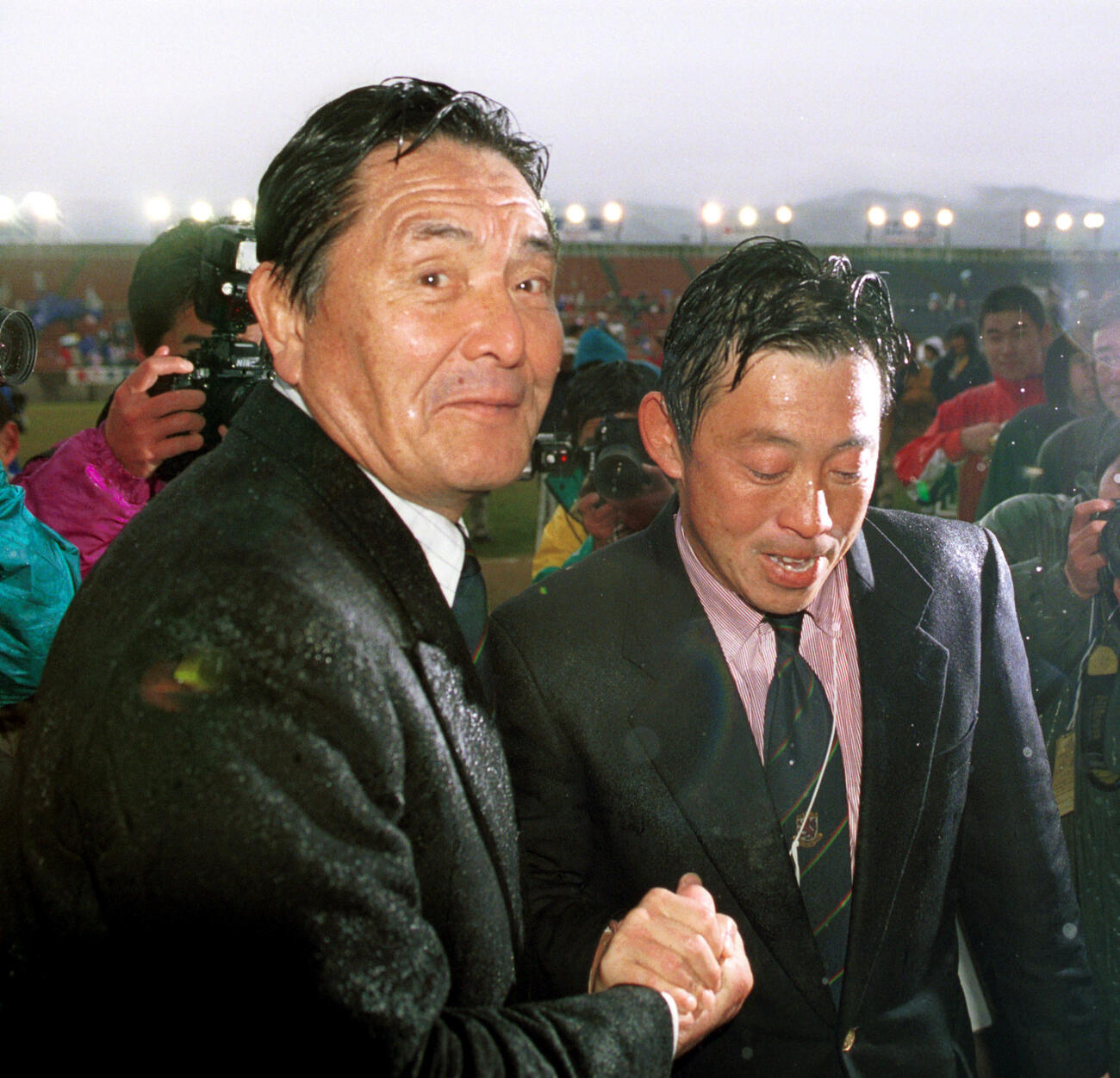 2001年1月7日　伏見工・高崎利明監督（右）とガッチリ握手する山口良治総監督